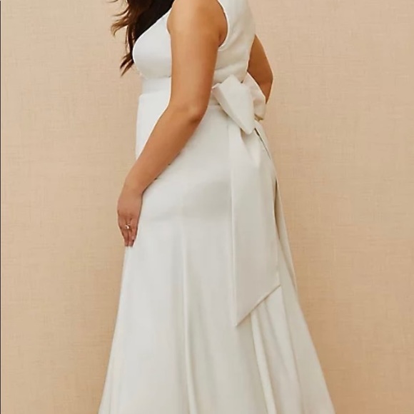 🆕 NWT Torrid ivory satin bow back mermaid wedding dress size 12 - Picture 4 of 5